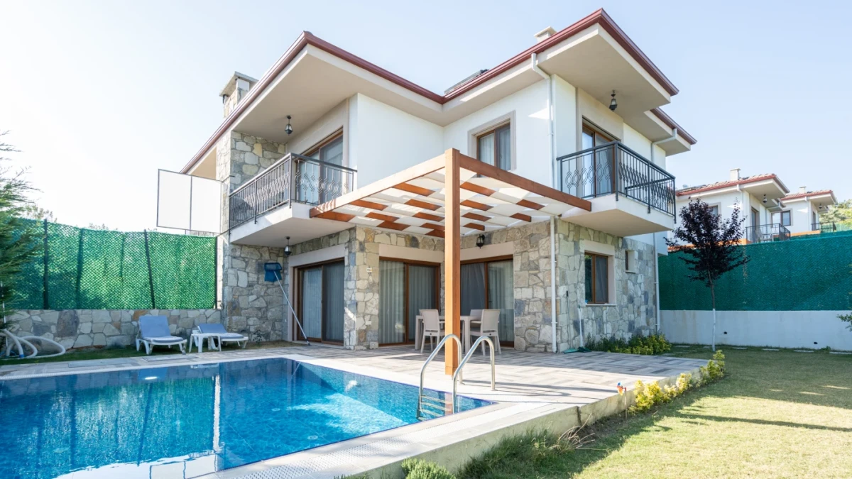 Özel havuzlu, pergolalı ve bahçeli villa dış görünümü